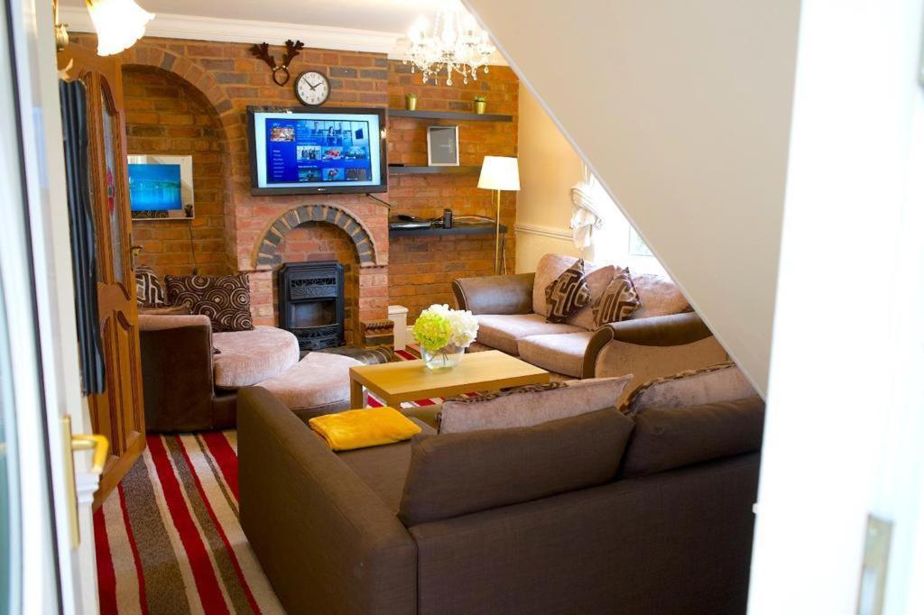 4 Bedroom Cosy Holiday home Birmingham