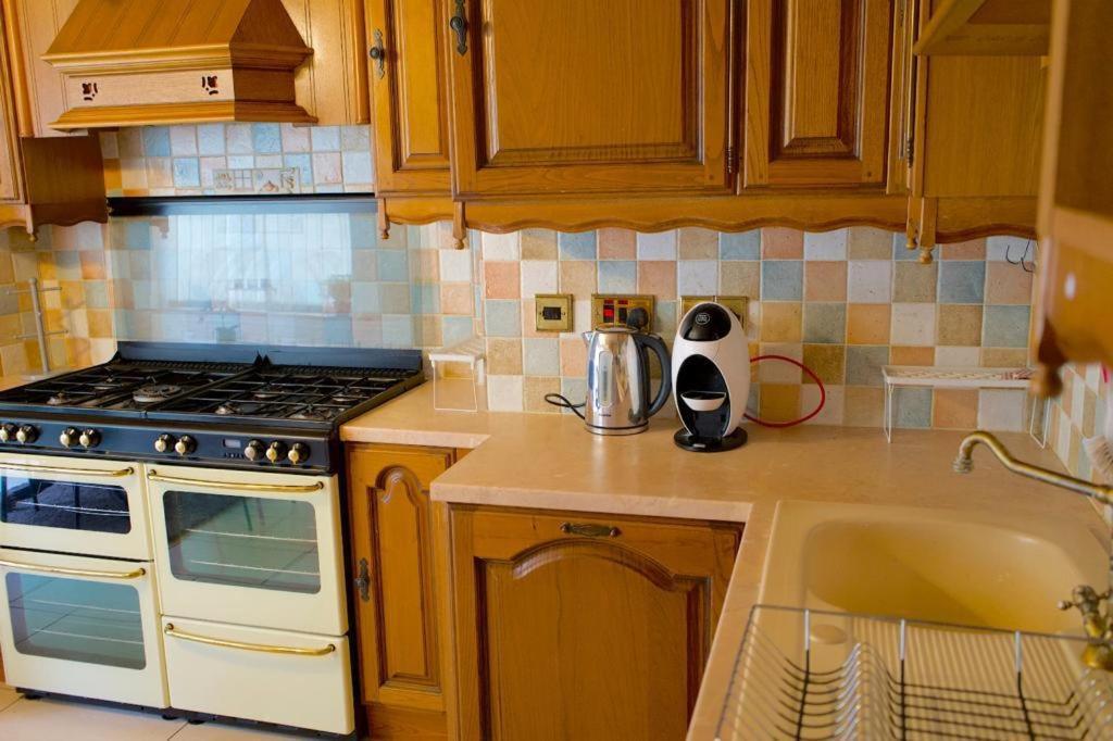 4 Bedroom Cosy Holiday home Birmingham