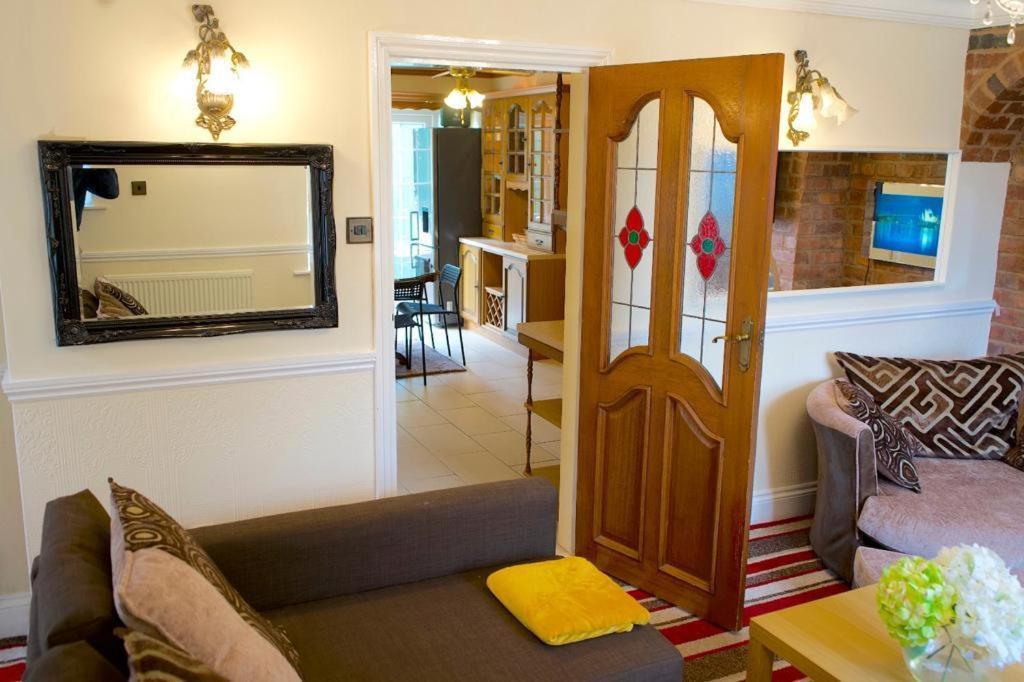 4 Bedroom Cosy Holiday home Birmingham